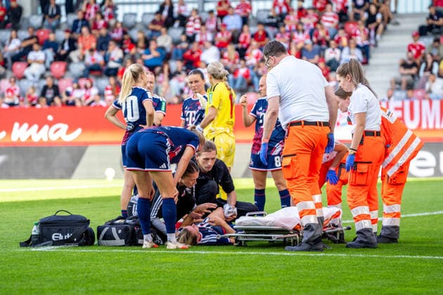 Sandra Maria Jessen (11 Köln) muss verletzt abtransportiert werden beim Google Pixel Frauen Bundesligaspiel FC Bayern München - 1. FC Köln am 19.09.2026. München FC Bayern Campus Bayern Deutschland