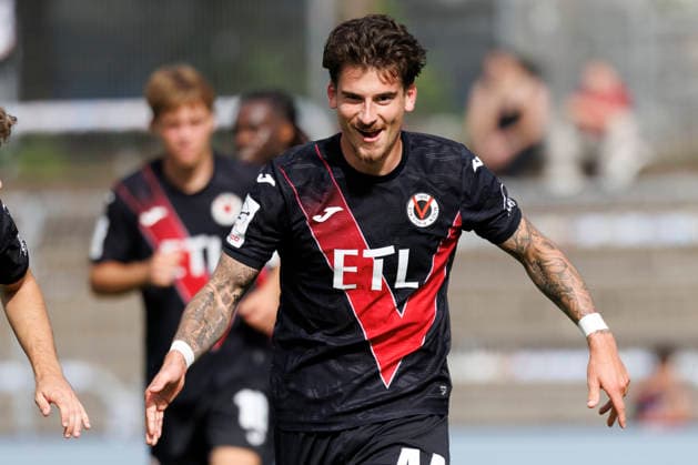 KOELN, GERMANY - SEPTEMBER 19, 2026: Niklas Castelle (Viktoria Köln, 44) celebrates his goal—making it 1–0 together with his teammates during the 3rd division match on gameday 7 between Viktoria Koeln vs. FC Ingolstadt at the Sportpark Hoehenberg on September 19, 2026 in Koeln, Germany. DFL REGULATIONS PROHIBIT ANY USE OF PHOTOGRAPHS AS IMAGE SEQUENCES AND OR QUASI-VIDEO. Nordrhein-Westfalen Germany Copyright: xAxelxKohringx