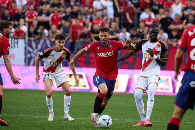 LaLiga EASports 2026 27 CA Osasuna v Rayo Vallecano Kike Barja (11. OSA) (L) dribbles past Oscar Valentin (23. RAY) and Pathe Ciss (6. RAY) (R) during the football match of LaLiga EA Sports between CA Osasuna and Rayo Vallecano played at El Sadar stadium in Pamplona (Spain) on Sep 19 2026. Credit: Inigo Alzugaray Agencia LOF Pamplona LaLiga EASports 2026 27 CA Osasuna v Rayo Vallecano Copyright: xINIGOxALZUGARAYx