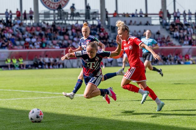 Kampf um den Ball Zweikampf zwischen Beke Sterner (1. FC Koeln, 37) und Linda Dallmann (FC Bayern Muenchen Frauen, 10) GER, FC Bayern Muenchen Frauen vs. 1. FC Koeln, Fussball, Google Pixel Frauen-Bundesliga, 5. Spieltag, Saison 2026 2027, 19.09.2026 (DFL DFB REGULATIONS PROHIBIT ANY USE OF PHOTOGRAPHS as IMAGE SEQUENCES and or QUASI-VIDEO). Foto: HMB Media Heike Feiner Copyright: HMBxMedia HeikexFeiner