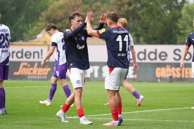 Fußball I Herren I Saison 2026-2027 I 2. Bundesliga I 6. Spieltag I Holstein Kiel - VfL Osnabrück I 19.09.2026 Leon Parduzi (40, Holstein Kiel) und Gyan de Regt (11, Holstein Kiel) klatschen ein nachdem ein Elfmeter für Holstein Kiel ausgesprochen wurde Kiel Holstein-Stadion Schleswig-Holstein Deutschland Copyright: xLobeca MaschaxHolmx
