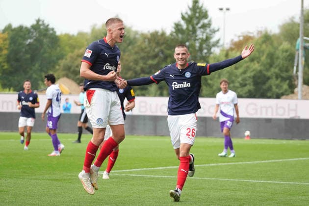 Fußball I Herren I Saison 2026-2027 I 2. Bundesliga I 6. Spieltag I Holstein Kiel - VfL Osnabrück I 19.09.2026 Phil Harres (19, Holstein Kiel) und David Zec (26, Holstein Kiel) feiern das 1:0 Kiel Holstein-Stadion Schleswig-Holstein Deutschland Copyright: xLobeca MaschaxHolmx
