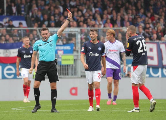 Schiedsrichter Tom Bauer zeigt David Zec (Holstein Kiel) die gelbrote Karte Fussball, Herren, Saison 2026 2027, 2.BL, Holstein Stadion, Holstein Kiel gegen VfL Osnabrueck, 1-1 DFL REGULATIONS PROHIBIT ANY USE OF PHOTOGRAPHS AS IMAGE SEQUENCES AND OR QUASI-VIDEO.