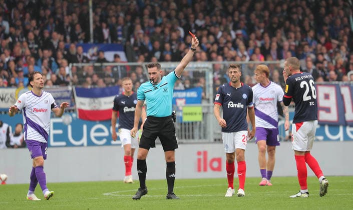 Schiedsrichter Tom Bauer zeigt David Zec (Holstein Kiel) die gelbrote Karte Fussball, Herren, Saison 2026 2027, 2.BL, Holstein Stadion, Holstein Kiel gegen VfL Osnabrueck, 1-1 DFL REGULATIONS PROHIBIT ANY USE OF PHOTOGRAPHS AS IMAGE SEQUENCES AND OR QUASI-VIDEO.
