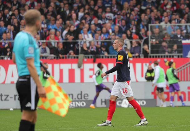 Schiedsrichter Tom Bauer zeigt David Zec (Holstein Kiel) die gelbrote Karte Fussball, Herren, Saison 2026 2027, 2.BL, Holstein Stadion, Holstein Kiel gegen VfL Osnabrueck, 1-1 DFL REGULATIONS PROHIBIT ANY USE OF PHOTOGRAPHS AS IMAGE SEQUENCES AND OR QUASI-VIDEO.