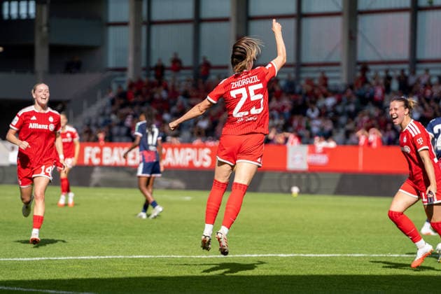 Sarah Zadrazil (25 FC Bayern) jubelt über das Tor zum 5-2 beim Google Pixel Frauen Bundesligaspiel FC Bayern München - 1. FC Köln am 19.09.2026. München FC Bayern Campus Bayern Deutschland