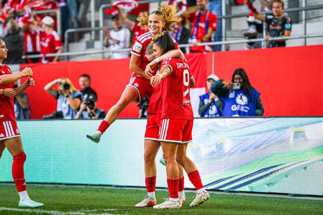 19.09.2026, München, Deutschland. Google Pixel Frauen-Bundesliga: FC Bayern München Frauen gegen 1. FC Köln Frauen am FC Bayern Campus. Alara Sehitler (FC Bayern Frauen) trifft Elfmeter und jubelt mit Jovana Damnjanovic (FC Bayern Frauen) und Sophie Proost (FC Bayern Frauen)