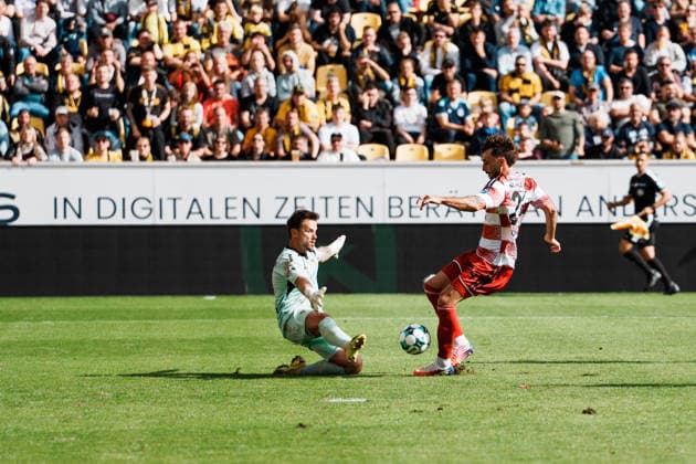Deutschland: Fussball 3. Liga 2026 - 2027, 7. Spieltag - Alemannia Aachen vs Fortuna Düsseldorf - Tivoli (Aachen): Kein Elfmeter, Fabian Schleusener (Fortuna Düsseldorf, 24) alleine vor Manuel Riemann (Alemannia Aachen, 1), Proteste, Beschwerde Copyright: xThiemoxRudolphx
