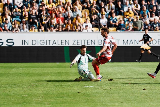 Deutschland: Fussball 3. Liga 2026 - 2027, 7. Spieltag - Alemannia Aachen vs Fortuna Düsseldorf - Tivoli (Aachen): Kein Elfmeter, Fabian Schleusener (Fortuna Düsseldorf, 24) alleine vor Manuel Riemann (Alemannia Aachen, 1), Proteste, Beschwerde Copyright: xThiemoxRudolphx