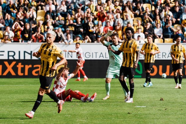 Deutschland: Fussball 3. Liga 2026 - 2027, 7. Spieltag - Alemannia Aachen vs Fortuna Düsseldorf - Tivoli (Aachen): Kein Elfmeter, Fabian Schleusener (Fortuna Düsseldorf, 24) alleine vor Manuel Riemann (Alemannia Aachen, 1), Proteste, Beschwerde Copyright: xThiemoxRudolphx