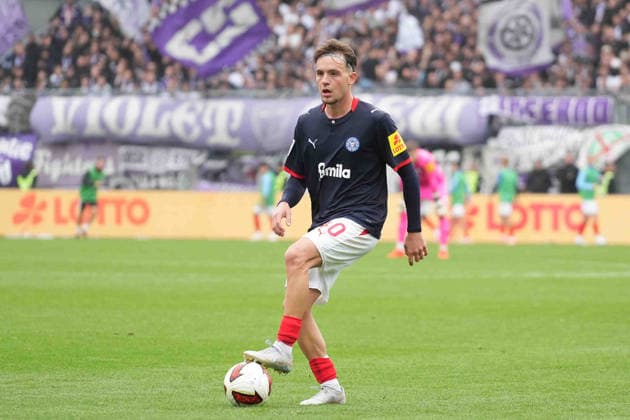 Fußball I Herren I Saison 2026-2027 I 2. Bundesliga I 6. Spieltag I Holstein Kiel - VfL Osnabrück I 19.09.2026 Leon Parduzi (40, Holstein Kiel) ist am Ball Kiel Holstein-Stadion Schleswig-Holstein Deutschland Copyright: xLobeca MaschaxHolmx