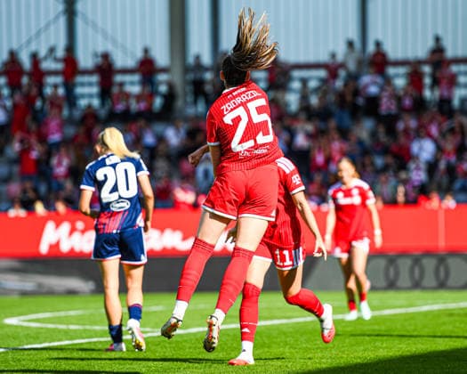 19.09.2026, München, Deutschland. Google Pixel Frauen-Bundesliga: FC Bayern München Frauen gegen 1. FC Köln Frauen am FC Bayern Campus. Sarah Zadrazil (FC Bayern Frauen) jubelt.