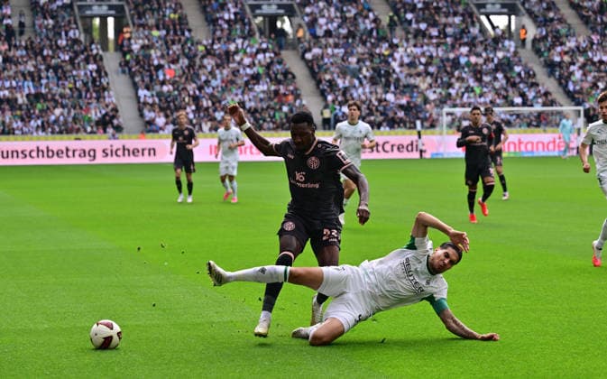19.09.2026; Moenchengladbach; Fussball, Herren, Saison 2026 2027, Borussia Moenchengladbach vs. 1. FSV Mainz 05 Zweikampf zwischen Sheraldo Becker (Mainz, stehend), Kevin Diks (Gladbach, am Boden) DFL regulations prohibit any use of photographs as image sequences and or quasi-video. ista-Borussia-Park Nordrhein-Westfalen Deutschland
