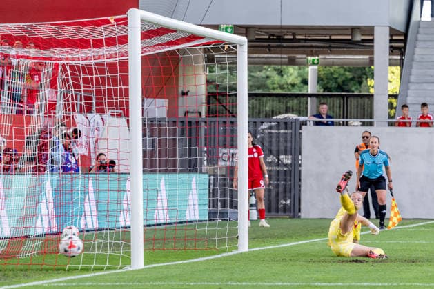 Lisa Schmitz (Torfrau, 1. FC Koeln, 01) muss das Tor zum 4:2 per Elfmeter Strafstoss durch Alara Sehitler (FC Bayern Muenchen Frauen, 14) - nicht im Bild - hinnehmen GER, FC Bayern Muenchen Frauen vs. 1. FC Koeln, Fussball, Google Pixel Frauen-Bundesliga, 5. Spieltag, Saison 2026 2027, 19.09.2026 (DFL DFB REGULATIONS PROHIBIT ANY USE OF PHOTOGRAPHS as IMAGE SEQUENCES and or QUASI-VIDEO). Foto: HMB Media Heike Feiner Copyright: HMBxMedia HeikexFeiner