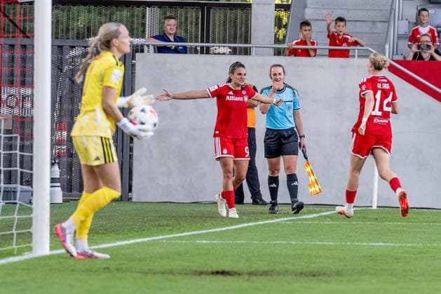 Jovana Damnjanovic (FC Bayern Muenchen Frauen, 09) bejubelt mit Alara Sehitler (FC Bayern Muenchen Frauen, 14) deren Tor per Elfmeter Straffstoss zum 4.2 GER, FC Bayern Muenchen Frauen vs. 1. FC Koeln, Fussball, Google Pixel Frauen-Bundesliga, 5. Spieltag, Saison 2026 2027, 19.09.2026 (DFL DFB REGULATIONS PROHIBIT ANY USE OF PHOTOGRAPHS as IMAGE SEQUENCES and or QUASI-VIDEO). Foto: HMB Media Heike Feiner Copyright: HMBxMedia HeikexFeiner