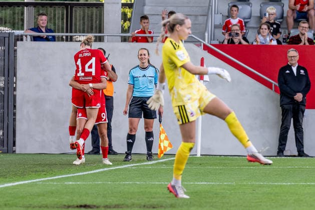 Jovana Damnjanovic (FC Bayern Muenchen Frauen, 09) bejubelt mit Alara Sehitler (FC Bayern Muenchen Frauen, 14) deren Tor per Elfmeter Straffstoss zum 4.2 GER, FC Bayern Muenchen Frauen vs. 1. FC Koeln, Fussball, Google Pixel Frauen-Bundesliga, 5. Spieltag, Saison 2026 2027, 19.09.2026 (DFL DFB REGULATIONS PROHIBIT ANY USE OF PHOTOGRAPHS as IMAGE SEQUENCES and or QUASI-VIDEO). Foto: HMB Media Heike Feiner Copyright: HMBxMedia HeikexFeiner