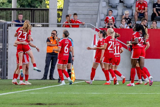 Die Muenchnerinnen bejubeln mit Alara Sehitler (FC Bayern Muenchen Frauen, 14) deren Tor per Elfmeter Straffstoss zum 4.2 GER, FC Bayern Muenchen Frauen vs. 1. FC Koeln, Fussball, Google Pixel Frauen-Bundesliga, 5. Spieltag, Saison 2026 2027, 19.09.2026 (DFL DFB REGULATIONS PROHIBIT ANY USE OF PHOTOGRAPHS as IMAGE SEQUENCES and or QUASI-VIDEO). Foto: HMB Media Heike Feiner Copyright: HMBxMedia HeikexFeiner