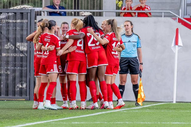 Die Muenchnerinnen bejubeln mit Alara Sehitler (FC Bayern Muenchen Frauen, 14) deren Tor per Elfmeter Straffstoss zum 4.2 GER, FC Bayern Muenchen Frauen vs. 1. FC Koeln, Fussball, Google Pixel Frauen-Bundesliga, 5. Spieltag, Saison 2026 2027, 19.09.2026 (DFL DFB REGULATIONS PROHIBIT ANY USE OF PHOTOGRAPHS as IMAGE SEQUENCES and or QUASI-VIDEO). Foto: HMB Media Heike Feiner Copyright: HMBxMedia HeikexFeiner