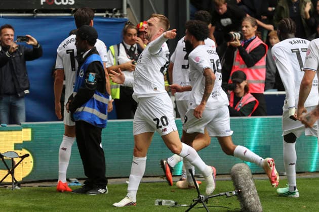 Millwall v West Ham United Sky Bet Championship Jarrod Bowen of West Ham United celebrates his side™s 2nd goal during the Sky Bet Championship match at The Den, London 19 09 2026 UK Newspapers OUT Copyright: xPaulxChestertonx FIL-23973-0116