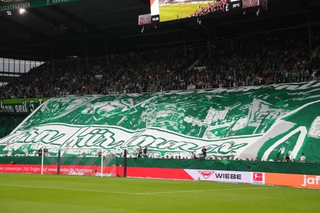 19.09.26, GER, Fussball, 1.FBL Männer, 4. Spieltag, Saison2026 2027, SV Werder Bremen vs. FC Augsburg Choreografie mit Tribuenenbild zum Spielbeginn SV Werder Bremen Ultras sterben nie, Jörn für immer Bremen Weserstadion Bremen Germany Copyright: xnordphotoxGmbHx xTauchnitzx