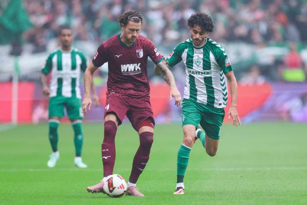 Calvin Brackelmann (FC Augsburg) und Eren Dinkci (Werder Bremen) kaempfen um den Ball waehrend des spiels der 1. Bundesliga zwischen SV Werder Bremen und FC Augsburg, Weserstadion am 19. September 2026 in Bremen, Deutschland. (Foto von Marco Steinbrenner DeFodi Images) +++ Calvin Brackelmann (FC Augsburg) und Eren Dinkci (Werder Bremen) battle for the ball during the Bundesliga match between SV Werder Bremen and FC Augsburg at Weserstadion on September 19, 2026 in Bremen, Germany. (Photo by Marco Steinbrenner DeFodi Images) DFB DFL REGULATIONS PROHIBIT ANY USE OF PHOTOGRAPHS AS IMAGE SEQUENCES AND OR QUASI-VIDEO. (Photo by Marco Steinbrenner DeFodi Images) -