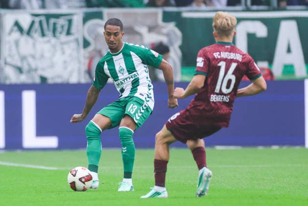 Sport Bilder des Tages Arthur (Werder Bremen) und Hennes Behrens (FC Augsburg) kaempfen um den Ball waehrend des spiels der 1. Bundesliga zwischen SV Werder Bremen und FC Augsburg, Weserstadion am 19. September 2026 in Bremen, Deutschland. (Foto von Marco Steinbrenner DeFodi Images) +++ Arthur (Werder Bremen) und Hennes Behrens (FC Augsburg) battle for the ball during the Bundesliga match between SV Werder Bremen and FC Augsburg at Weserstadion on September 19, 2026 in Bremen, Germany. (Photo by Marco Steinbrenner DeFodi Images) DFB DFL REGULATIONS PROHIBIT ANY USE OF PHOTOGRAPHS AS IMAGE SEQUENCES AND OR QUASI-VIDEO. (Photo by Marco Steinbrenner DeFodi Images) -