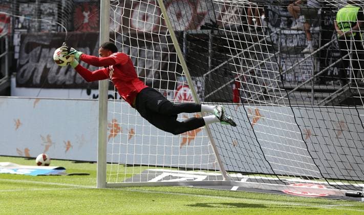 19.09.2026 xmgoodx Frankfurt am Main, Deutsche Bank Park Bundesliga Saison 2026 2027 Eintracht Frankfurt - SC Freiburg Freisteller, Torwart Noah Atubolu (1, Eintracht Frankfurt) fliegt beim Aufwärmen DFL DFB REGULATIONS PROHIBIT ANY USE OF PHOTOGRAPHS AS IMAGE SEQUENCES AND OR QUASI-VIDEO.