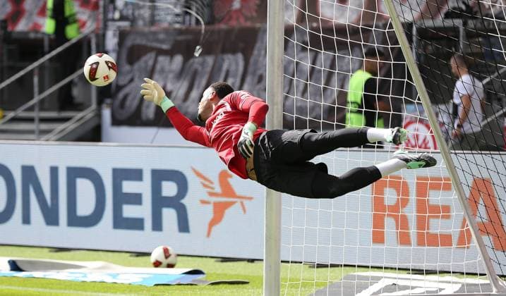 19.09.2026 xmgoodx Frankfurt am Main, Deutsche Bank Park Bundesliga Saison 2026 2027 Eintracht Frankfurt - SC Freiburg Freisteller, Torwart Noah Atubolu (1, Eintracht Frankfurt) fliegt beim Aufwärmen DFL DFB REGULATIONS PROHIBIT ANY USE OF PHOTOGRAPHS AS IMAGE SEQUENCES AND OR QUASI-VIDEO.