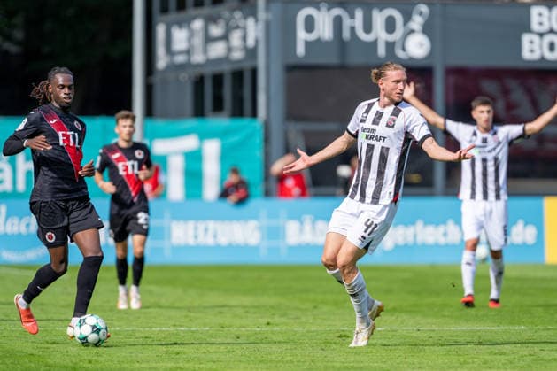 Yannick Tonye (Viktoria Köln, 07) am Ball, Vinko Sapina (FC Ingolstadt 04, 41) protestiert anch einem Foul an sich FC Viktoria Köln vs. FC Ingolstadt 04, Fussball, 3.Liga, 7.Spieltag, Saison 2026 27, 19.09.2026, DFL REGULATIONS PROHIBIT ANY USE OF PHOTOGRAPHS AS IMAGE SEQUENCES AND OR QUASI-VIDEO, FC Viktoria Köln vs. FC Ingolstadt 04, Fussball, 3.Liga, 7.Spieltag, Saison 2026 27, 19.09.2026 Köln Copyright: xEibner-Pressefoto LukasxBaldygax EP_LBA