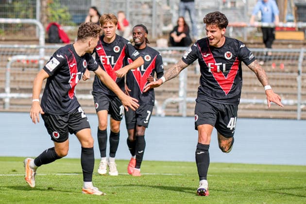 19.09.2026, xsefx, Fußball, FC Viktoria Köln - FC Ingolstadt 04, 3.Liga, Sportpark Höhenberg, 7. Spieltag, Saison 2026 2027: Torjubel nach dem Tor zum 1. durch Torschütze Niklas Castelle (FC Viktoria Koeln 44) zusammen mit der Mannschaft DFB regulations prohibit any use of photographs as image sequences and or quasi-video. Nordrhein-Westfalen Deutschland