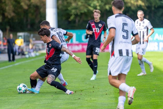 Niklas Castelle (Viktoria Köln, 44) im Zweikampf um dem Ball mit Keanan Bennetts (FC Ingolstadt 04, 18), Niklas Swider (Viktoria Köln, 20), Emre Guel (FC Ingolstadt 04, 05), Vinko Sapina (FC Ingolstadt 04, 41) FC Viktoria Köln vs. FC Ingolstadt 04, Fussball, 3.Liga, 7.Spieltag, Saison 2026 27, 19.09.2026, DFL REGULATIONS PROHIBIT ANY USE OF PHOTOGRAPHS AS IMAGE SEQUENCES AND OR QUASI-VIDEO, FC Viktoria Köln vs. FC Ingolstadt 04, Fussball, 3.Liga, 7.Spieltag, Saison 2026 27, 19.09.2026 Köln Copyright: xEibner-Pressefoto LukasxBaldygax EP_LBA