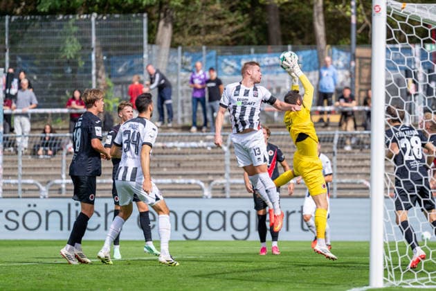 Lukas Froede (FC Ingolstadt 04, 34), 13springt mit den Kopf in die Flanke, Arne Schulz (Viktoria Köln, 01) faengt den Ball ab, Pascal Fallmann (Viktoria Köln, 28), Yannick Tonye (Viktoria Köln, 07) FC Viktoria Köln vs. FC Ingolstadt 04, Fussball, 3.Liga, 7.Spieltag, Saison 2026 27, 19.09.2026, DFL REGULATIONS PROHIBIT ANY USE OF PHOTOGRAPHS AS IMAGE SEQUENCES AND OR QUASI-VIDEO, FC Viktoria Köln vs. FC Ingolstadt 04, Fussball, 3.Liga, 7.Spieltag, Saison 2026 27, 19.09.2026 Köln Copyright: xEibner-Pressefoto LukasxBaldygax EP_LBA