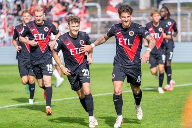 Meiko Sponsel (Viktoria Köln, 19), Lucas Wolf (Viktoria Köln, 21) und Torschuetze zum 1:0 Niklas Castelle (Viktoria Köln, 44) laufen zum jubeln, Torjubel, emotionen FC Viktoria Köln vs. FC Ingolstadt 04, Fussball, 3.Liga, 7.Spieltag, Saison 2026 27, 19.09.2026, DFL REGULATIONS PROHIBIT ANY USE OF PHOTOGRAPHS AS IMAGE SEQUENCES AND OR QUASI-VIDEO, FC Viktoria Köln vs. FC Ingolstadt 04, Fussball, 3.Liga, 7.Spieltag, Saison 2026 27, 19.09.2026 Köln Copyright: xEibner-Pressefoto LukasxBaldygax EP_LBA