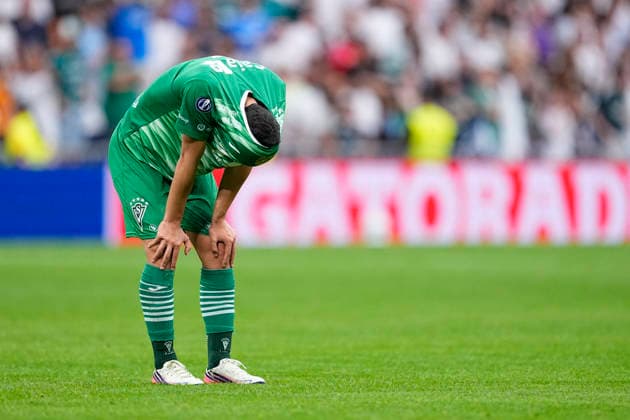 Futbol, Real Madrid vs Santiago Wanderers. Final Intercontinental Sub 20, 2026. Los jugadores de Santiago Wanderers lamentan la derrota contra el Real Madrid tras la final intercontinental disputada en el estadio Santiago Bernabeu de Madrid, Espana. 19 09 2026 AFP7 Photosport Football, Real Madrid vs Santiago Wanderers. 2026, U 20, Intercontinental Final. Santiago Wanderers players reacts after loosing against Real Madrid the 2026 U20 Intercontinental Final match at the Santiago Bernabeu stadium in Madrid, Spain. 19 09 2026 AFP7 Photosport Real Madrid vs Santiago Wanderers, final intercontinental sub 20, 2026 