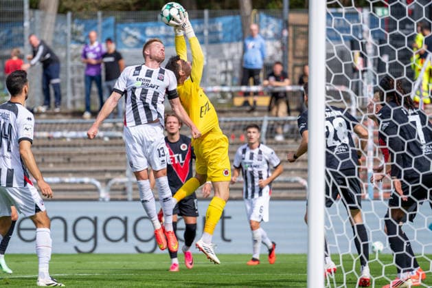 Lukas Froede (FC Ingolstadt 04, 34), 13springt mit den Kopf in die Flanke, Arne Schulz (Viktoria Köln, 01) faengt den Ball ab, Pascal Fallmann (Viktoria Köln, 28), Yannick Tonye (Viktoria Köln, 07) FC Viktoria Köln vs. FC Ingolstadt 04, Fussball, 3.Liga, 7.Spieltag, Saison 2026 27, 19.09.2026, DFL REGULATIONS PROHIBIT ANY USE OF PHOTOGRAPHS AS IMAGE SEQUENCES AND OR QUASI-VIDEO, FC Viktoria Köln vs. FC Ingolstadt 04, Fussball, 3.Liga, 7.Spieltag, Saison 2026 27, 19.09.2026 Köln Copyright: xEibner-Pressefoto LukasxBaldygax EP_LBA
