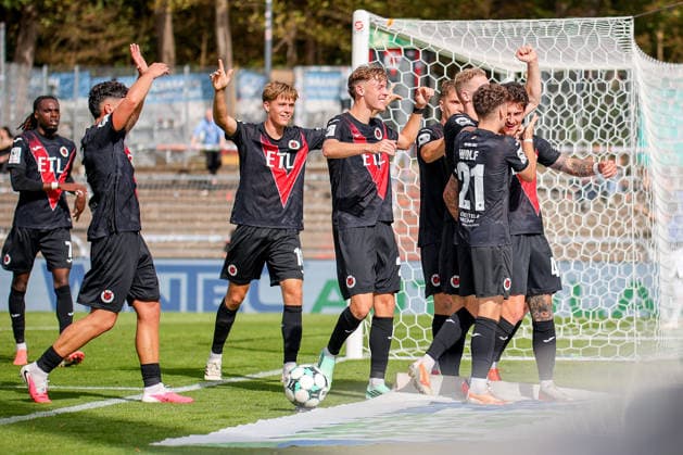 19.09.2026, xsefx, Fußball, FC Viktoria Köln - FC Ingolstadt 04, 3.Liga, Sportpark Höhenberg, 7. Spieltag, Saison 2026 2027: Torjubel nach dem Tor zum 1. durch Torschütze Niklas Castelle (FC Viktoria Koeln 44) zusammen mit der Mannschaft DFB regulations prohibit any use of photographs as image sequences and or quasi-video. Nordrhein-Westfalen Deutschland