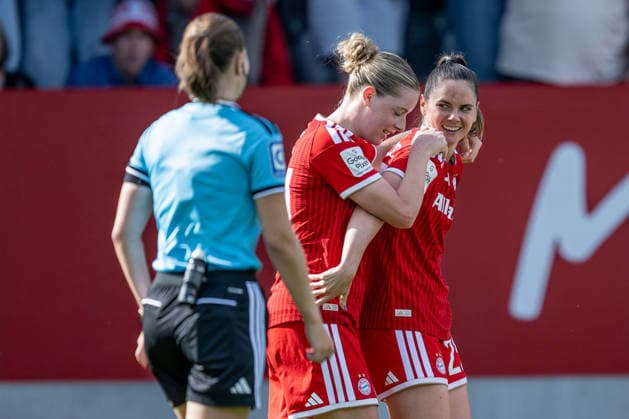 Alara Sehitler (FC Bayern Muenchen Frauen, 14) freut sich mit Sarah Zadrazil (FC Bayern Muenchen Frauen, 25) ueber deren erstes Tor nach ihrem Comeback nach Kreuzbandriss zum 5:2 GER, FC Bayern Muenchen Frauen vs. 1. FC Koeln, Fussball, Google Pixel Frauen-Bundesliga, 5. Spieltag, Saison 2026 2027, 19.09.2026 (DFL DFB REGULATIONS PROHIBIT ANY USE OF PHOTOGRAPHS as IMAGE SEQUENCES and or QUASI-VIDEO). Foto: HMB Media Heike Feiner Copyright: HMBxMedia HeikexFeiner