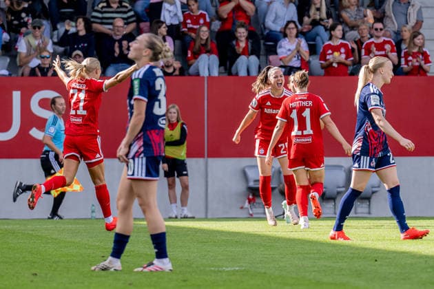 Pernille Harder (FC Bayern Muenchen Frauen, 21) und Sarah Mattner-Trembleau (FC Bayern Muenchen Frauen, 11) bejubeln mit Sarah Zadrazil (FC Bayern Muenchen Frauen, 25) deren erstes Tor nach ihrem Comeback nach Kreuzbandriss zum 5:2 GER, FC Bayern Muenchen Frauen vs. 1. FC Koeln, Fussball, Google Pixel Frauen-Bundesliga, 5. Spieltag, Saison 2026 2027, 19.09.2026 (DFL DFB REGULATIONS PROHIBIT ANY USE OF PHOTOGRAPHS as IMAGE SEQUENCES and or QUASI-VIDEO). Foto: HMB Media Heike Feiner Copyright: HMBxMedia HeikexFeiner