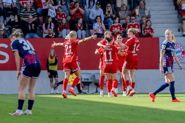 Die Muenchnerinnen bejubeln mit Sarah Zadrazil (FC Bayern Muenchen Frauen, 25) deren erstes Tor nach ihrem Comeback nach Kreuzbandriss zum 5:2 GER, FC Bayern Muenchen Frauen vs. 1. FC Koeln, Fussball, Google Pixel Frauen-Bundesliga, 5. Spieltag, Saison 2026 2027, 19.09.2026 (DFL DFB REGULATIONS PROHIBIT ANY USE OF PHOTOGRAPHS as IMAGE SEQUENCES and or QUASI-VIDEO). Foto: HMB Media Heike Feiner Copyright: HMBxMedia HeikexFeiner