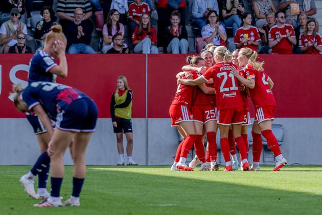 Die Muenchnerinnen bejubeln mit Sarah Zadrazil (FC Bayern Muenchen Frauen, 25) deren erstes Tor nach ihrem Comeback nach Kreuzbandriss zum 5:2 GER, FC Bayern Muenchen Frauen vs. 1. FC Koeln, Fussball, Google Pixel Frauen-Bundesliga, 5. Spieltag, Saison 2026 2027, 19.09.2026 (DFL DFB REGULATIONS PROHIBIT ANY USE OF PHOTOGRAPHS as IMAGE SEQUENCES and or QUASI-VIDEO). Foto: HMB Media Heike Feiner Copyright: HMBxMedia HeikexFeiner