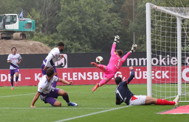 Daniel Kofi Kyereh (VfL Osnabrueck) scheitert an Torhueter Timon Weiner (Holstein Kiel) Fussball, Herren, Saison 2026 2027, 2.BL, Holstein Stadion, Holstein Kiel gegen VfL Osnabrueck, 1-1 DFL REGULATIONS PROHIBIT ANY USE OF PHOTOGRAPHS AS IMAGE SEQUENCES AND OR QUASI-VIDEO.