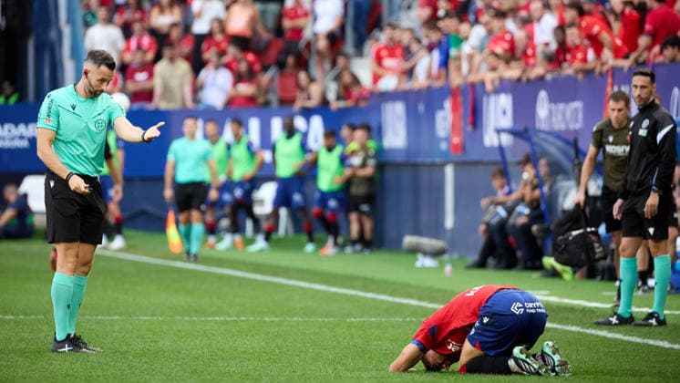 LaLiga EASports 2026 27 CA Osasuna v Rayo Vallecano Manuel Jesus Orellana (Referee) (L) and Iker Munoz (8. OSA) (R) during the football match of LaLiga EA Sports between CA Osasuna and Rayo Vallecano played at El Sadar stadium in Pamplona (Spain) on Sep 19 2026. Credit: Inigo Alzugaray Agencia LOF Pamplona LaLiga EASports 2026 27 CA Osasuna v Rayo Vallecano Copyright: xINIGOxALZUGARAYx