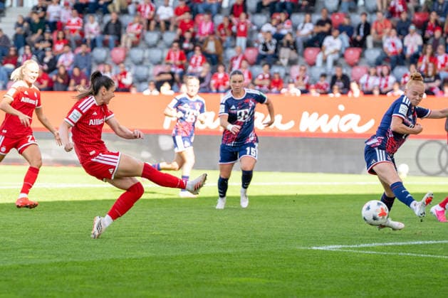 Sarah Zadrazil (25 FC Bayern) mit dem Schuss zum 5-2 beim Google Pixel Frauen Bundesligaspiel FC Bayern München - 1. FC Köln am 19.09.2026. München FC Bayern Campus Bayern Deutschland