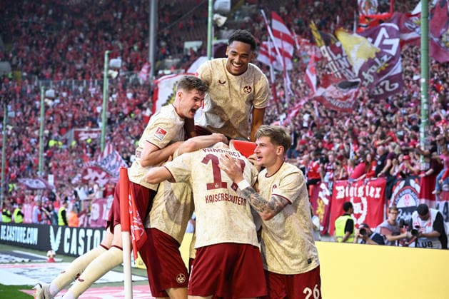 Fussball - 2. Bundesliga - Saison 2026 27 1. FC Kaiserslautern 19.09.2026 Fritz-Walter-Stadion 1. FC Kaiserslautern (fck) - Eintracht Braunschweig (bs) 1:0 Jubel nach dem 1:0: v.li: Mario SAUER (1. FC Kaiserslautern), Torschütze Erencan YARDIMCI (1. FC Kaiserslautern), Nr. 17, Thierry TAZAMETA (1. FC Kaiserslautern) , oben, und Paul JOLY (1. FC Kaiserslautern) 1. FC Kaiserslautern