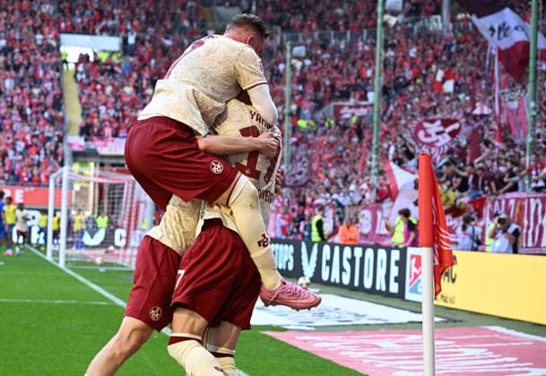 Fussball - 2. Bundesliga - Saison 2026 27 1. FC Kaiserslautern 19.09.2026 Fritz-Walter-Stadion 1. FC Kaiserslautern (fck) - Eintracht Braunschweig (bs) 1:0 Marlon RITTER (1. FC Kaiserslautern) kam zum Jubeln von der Bank 1. FC Kaiserslautern
