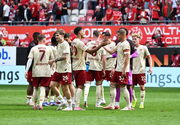 Fussball - 2. Bundesliga - Saison 2026 27 1. FC Kaiserslautern 19.09.2026 Fritz-Walter-Stadion 1. FC Kaiserslautern (fck) - Eintracht Braunschweig (bs) 1:0 Kaiserslauterer Jubel nach dem Heimsieg: v.li: Marlon RITTER (1. FC Kaiserslautern), Paul JOLY (1. FC Kaiserslautern), Thierry TAZAMETA (1. FC Kaiserslautern) , Jan ELVEDI (1. FC Kaiserslautern), Mika HAAS (1. FC Kaiserslautern) 1. FC Kaiserslautern