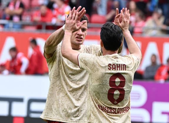 Fussball - 2. Bundesliga - Saison 2026 27 1. FC Kaiserslautern 19.09.2026 Fritz-Walter-Stadion 1. FC Kaiserslautern (fck) - Eintracht Braunschweig (bs) 1:0 Jubel nach Spielende: Torschütze Erencan YARDIMCI (1. FC Kaiserslautern), li, und Semih SAHIN (1. FC Kaiserslautern) 1. FC Kaiserslautern