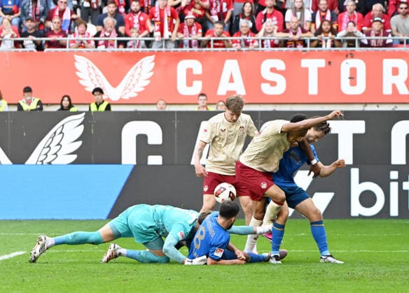 Fussball - 2. Bundesliga - Saison 2026 27 1. FC Kaiserslautern 19.09.2026 Fritz-Walter-Stadion 1. FC Kaiserslautern (fck) - Eintracht Braunschweig (bs) 1:0 Durcheinander im Braunschweiger Strafraum: v.li: Torwart Ron-Torben HOFFMANN (Eintracht Braunschweig), Mario SAUER (1. FC Kaiserslautern), Thierry TAZAMETA (1. FC Kaiserslautern) 1. FC Kaiserslautern