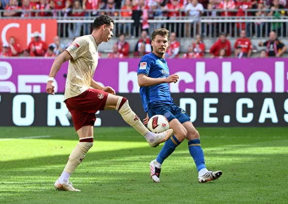 Fussball - 2. Bundesliga - Saison 2026 27 1. FC Kaiserslautern 19.09.2026 Fritz-Walter-Stadion 1. FC Kaiserslautern (fck) - Eintracht Braunschweig (bs) 1:0 Ein Heber von Erencan YARDIMCI (1. FC Kaiserslautern) ergab das 1:0, re: Kevin EHLERS (Eintracht Braunschweig) 1. FC Kaiserslautern