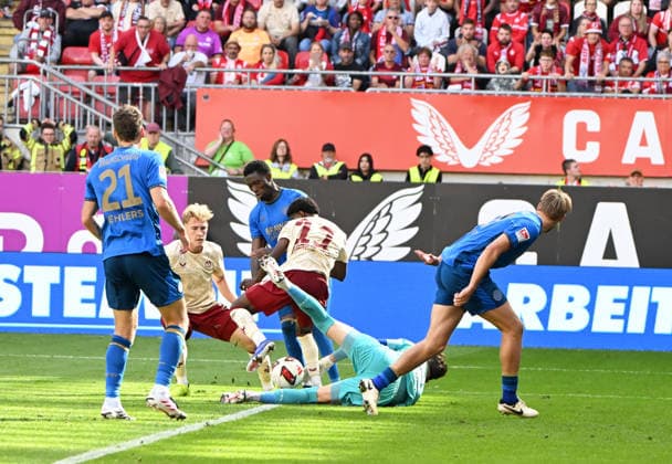 Fussball - 2. Bundesliga - Saison 2026 27 1. FC Kaiserslautern 19.09.2026 Fritz-Walter-Stadion 1. FC Kaiserslautern (fck) - Eintracht Braunschweig (bs) 1:0 Im Braunschweiger Strafraum: v.li: Kevin EHLERS (Eintracht Braunschweig), Mika HAAS (1. FC Kaiserslautern), Ibrahim KANATE (fck), Torwart Ron-Torben HOFFMANN (Eintracht Braunschweig), Noah KATTENBACH (Eintracht Braunschweig) 1. FC Kaiserslautern